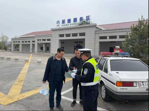 加強服務(wù)區(qū)宣傳 筑牢交通安全防線