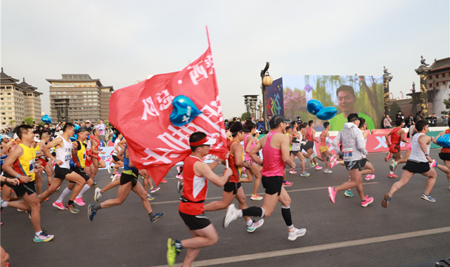 2021年西安马拉松正式开跑 市民为选手加油助威