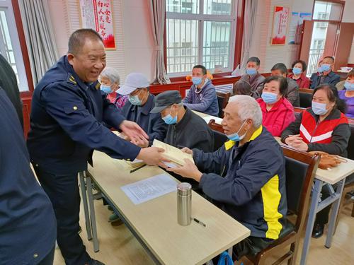寶雞城管向社區(qū)捐贈黨史學(xué)習(xí)教育圖書