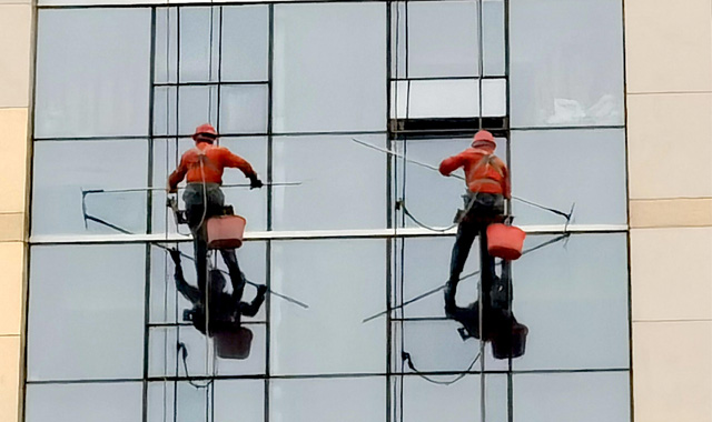 城市高空中的劳动者