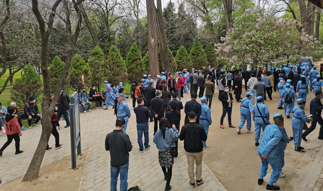 延安红色旅游吸引游客如潮