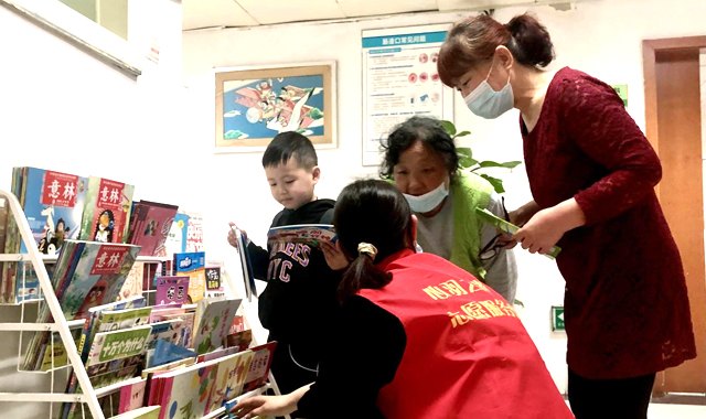病房里的“爱心读书角” 受到患儿及家属纷纷称赞