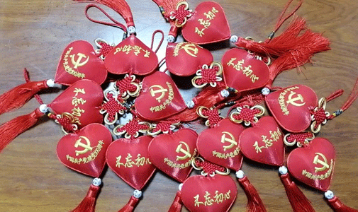 凤翔区：“红色”香包受热捧