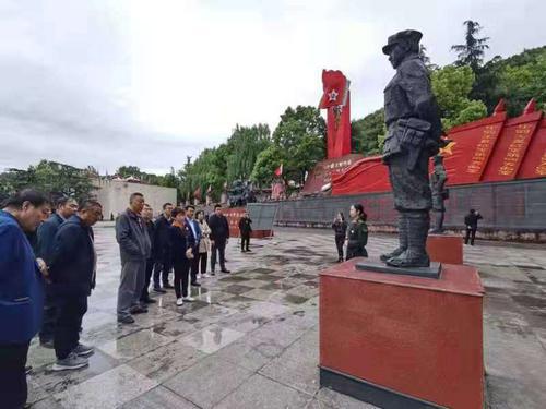 鳳縣政協(xié)組織委員和民營企業(yè)家開展考察學(xué)習(xí)