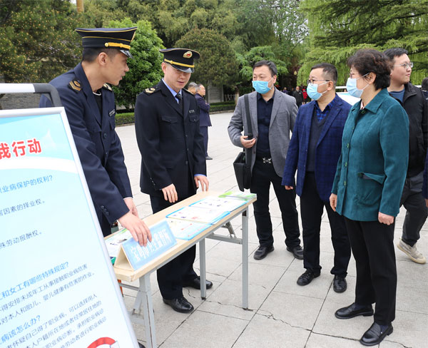 寶雞市開展《職業(yè)病防治法》宣傳周集中宣傳咨詢活動(dòng)