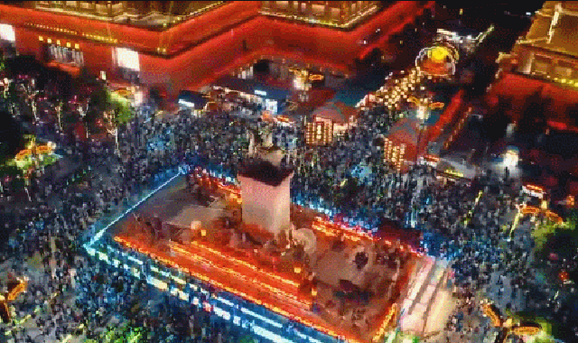 又热搜了！雨夜漫步大唐不夜城 网友：西安值得