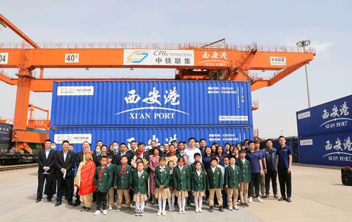 走進(jìn)西安港 致敬最美勞動(dòng)者——西安國際陸港第四小學(xué)勞動(dòng)節(jié)主題活動(dòng)