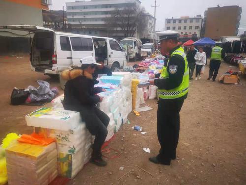 府谷三道溝交警中隊來到鄉(xiāng)村集市開展 “掃黑除惡”和交通安全宣傳活動