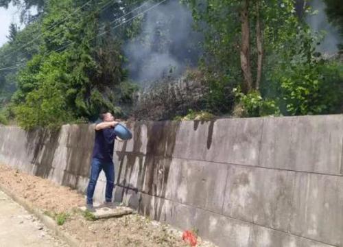 工作途中突遇火情 寶雞生態(tài)環(huán)境鐵軍變身救火“衛(wèi)士”