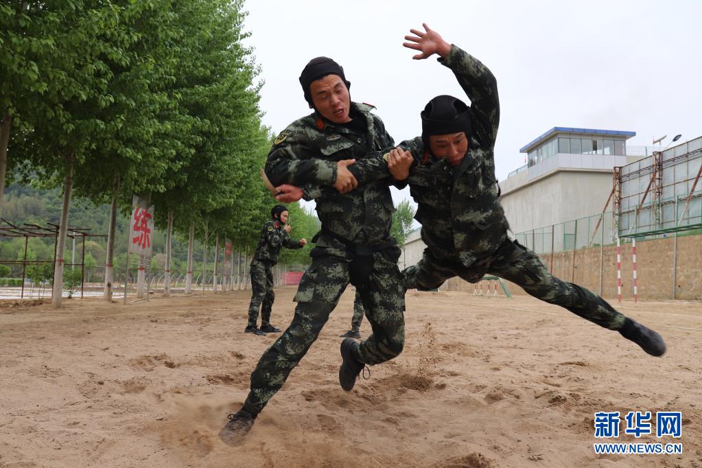 武警陕西总队延安支队执勤一中队官兵进行摔擒训练（2019年5月5日摄）。