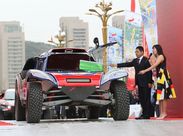 “國香神木·風馳悅動” 2021年神木市毛烏素沙漠汽車場地越野賽開賽