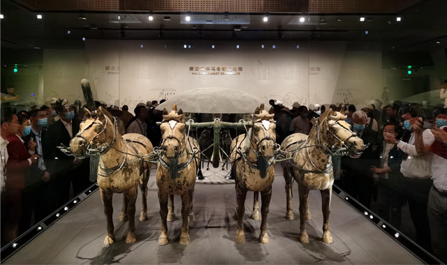 “青铜之冠”铜车马亮相“新家”