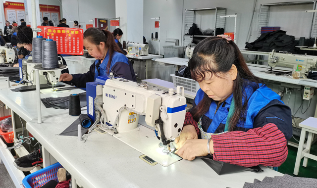 社区工厂让搬迁群众 稳得住能致富