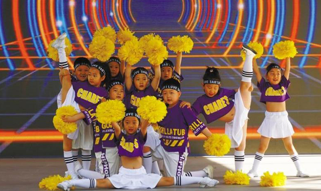 幼儿篮球展风采