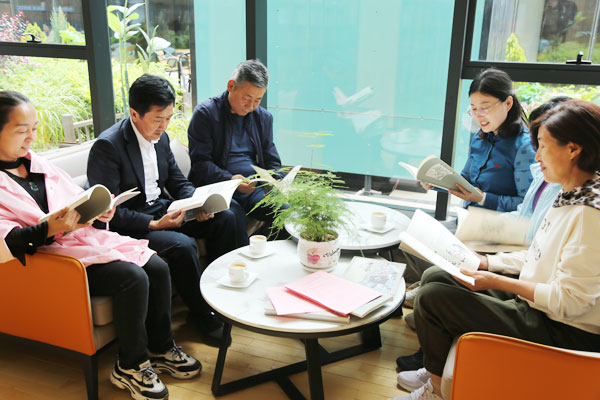 神木市政協(xié)環(huán)資委走進(jìn)企業(yè)開展“委員有聲讀書”活動