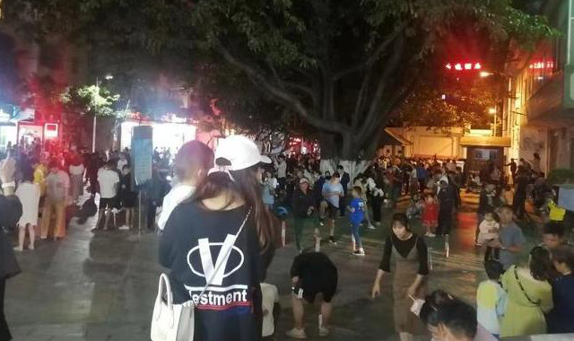 大理漾濞地震现场：学生称拖鞋都跑掉了