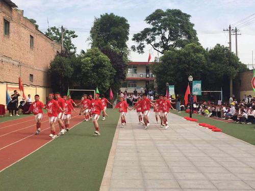 校長C位引領(lǐng) 樓閣臺(tái)小學(xué)里的“舞動(dòng)青春”