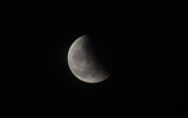 西安“月全食” 被云遮蔽 市民直呼看了个寂寞