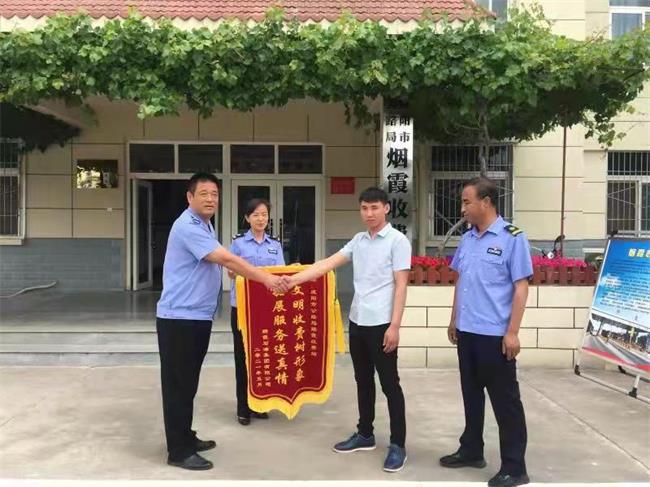 咸陽(yáng)市公路局煙霞收費(fèi)站 拓展服務(wù)暖民心 群眾點(diǎn)贊送錦旗