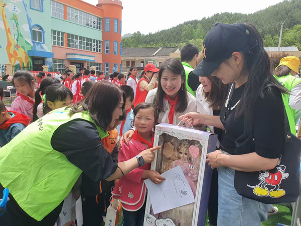 商州區(qū)127名留守兒童的“六一”心愿實現(xiàn)了　　