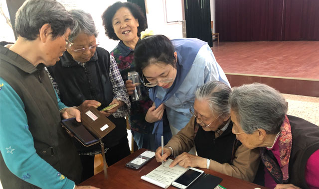 让老人跨越“数字鸿沟”乐享智能化养老