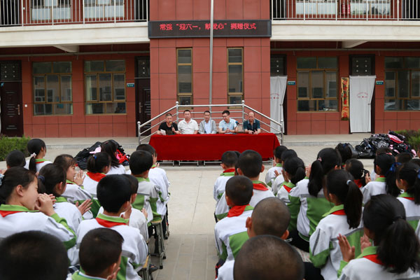 米脂縣郭興莊鎮(zhèn)115名學(xué)生收到六一禮物