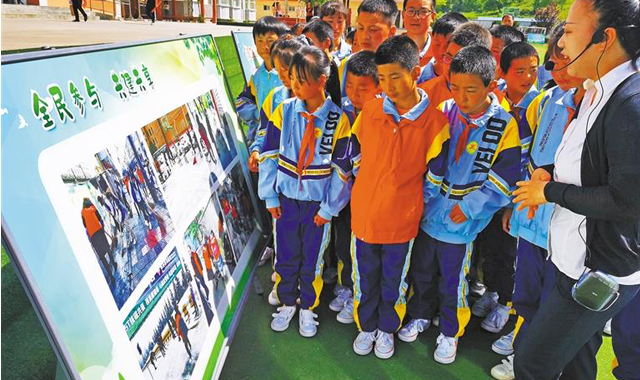 山里娃喜获“爱心大礼包”