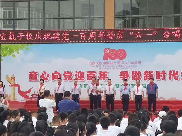渭濱區(qū)政協(xié)主席劉新安參加“六一”兒童節(jié)慰問活動(dòng)
