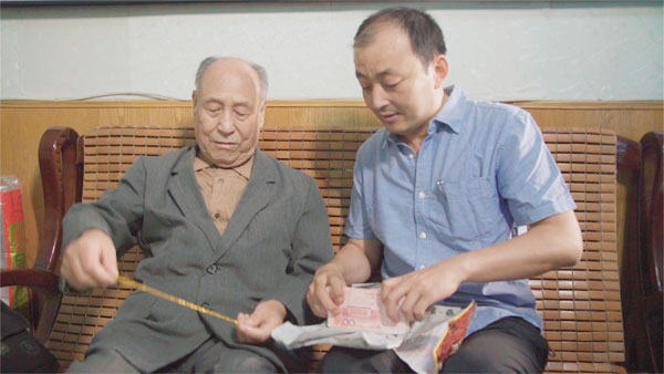 “我怕來不及”，黨齡69年的老黨員將一萬元特殊黨費交給組織