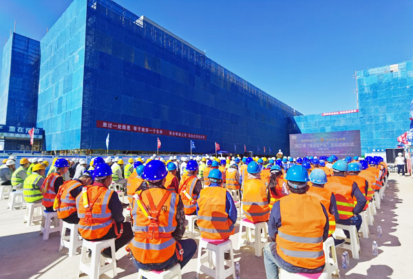 落實安全責任 推動安全發(fā)展——陜九建集團召開2021年“安全生產(chǎn)月”活動啟動儀式暨高處墜落事故應急演練觀摩會