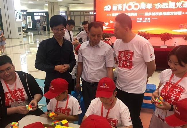 5050個魔方挑戰(zhàn)世界紀(jì)錄 最多城市參與魔方拼圖活動舉行