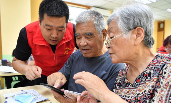 陜西咸陽：教老年人使用智能手機