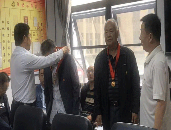 千陽(yáng)縣工信局舉行“光榮在黨50年”紀(jì)念章頒發(fā)儀式