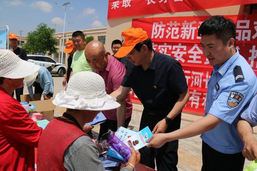 定邊縣開展禁毒宣傳進集市活動