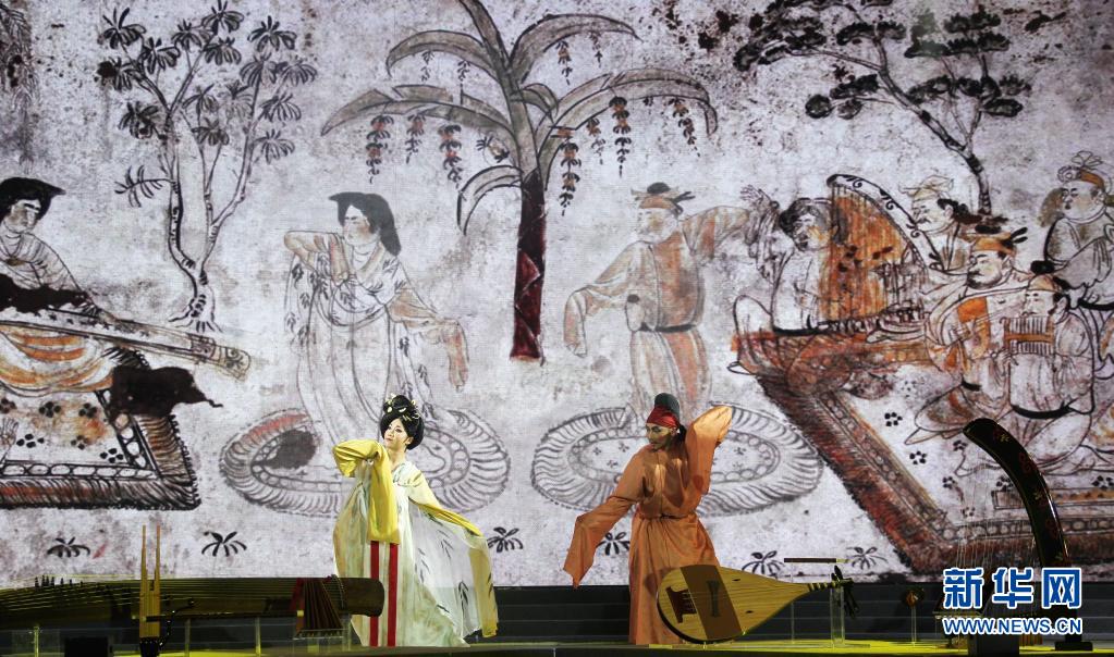 6月20日晚，在陕西历史博物馆，演员表演唐乐舞作品《满园春色乞婆娑》。