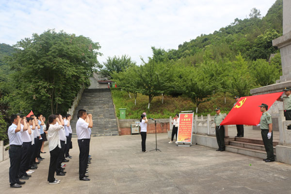 立足崗位講奉獻(xiàn) 勇于擔(dān)當(dāng)比作為