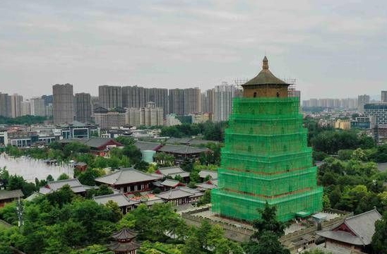 西安大雁塔被綠色紗網(wǎng)包裹 封閉施工暫停登塔兩月