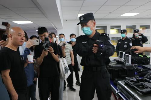 省公安廳環(huán)食藥總隊邀請群眾走進警營