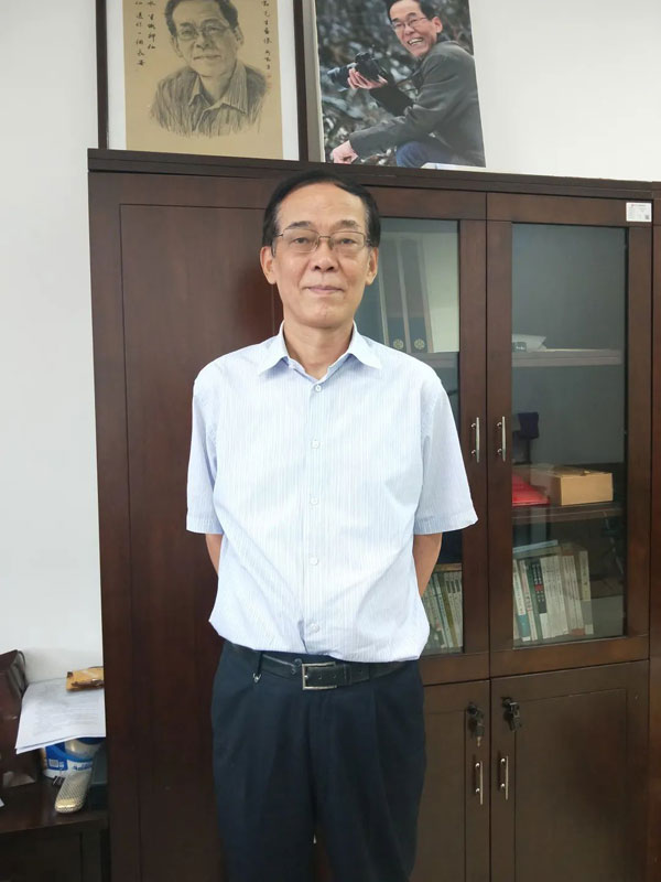 <font color='CD141C'>用铁锤锻造希望 用镰刀收获理想——著名诗人、词作家薛保勤谈新歌《百年》上线发布</font>