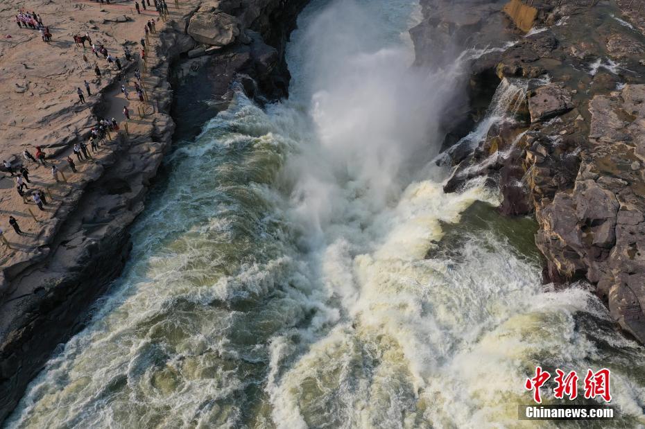 6月29日消息，游客在山西吉县黄河壶口瀑布景区游览。