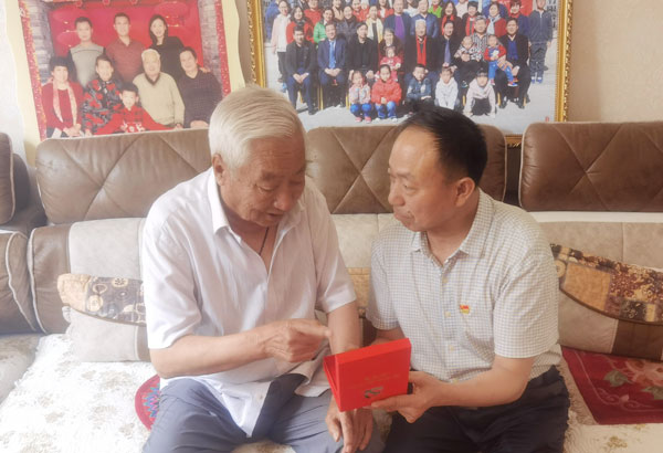 神木市政協(xié)開展慰問獲得“光榮在黨50年”紀念章老黨員和“五好”老干部活動