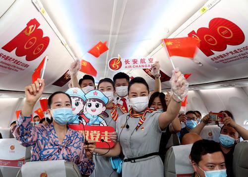 長安航空在萬米高空開展慶祝建黨百年主題活動(dòng)