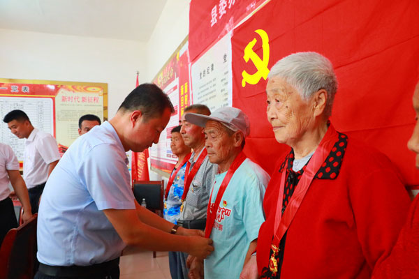 米脂縣委辦黨支部與黑山則村黨支部聯(lián)合開展主題黨日活動