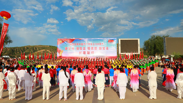 米脂縣舉辦“頌黨恩、強(qiáng)信念、悟思想、跟黨走”紅歌聯(lián)唱活動