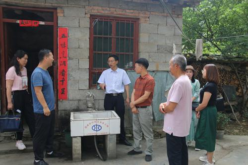 山陽縣政協(xié)組織委員調(diào)研農(nóng)村居民飲水安全工作