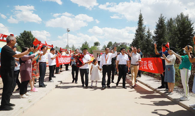 “七一勋章”获得者石光银同志载誉归来 定边县社会各界举行热烈欢迎仪式