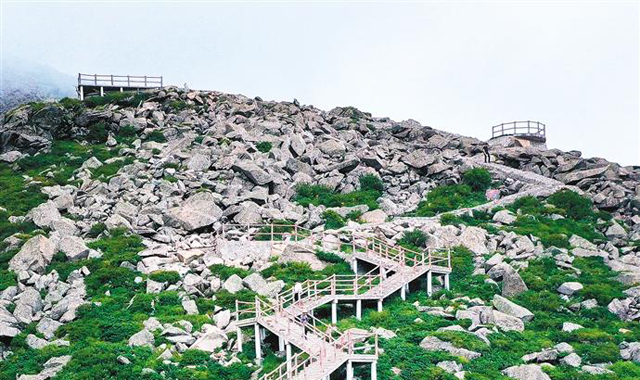 但看秦岭朱雀景 奇峰险秀乱石颜