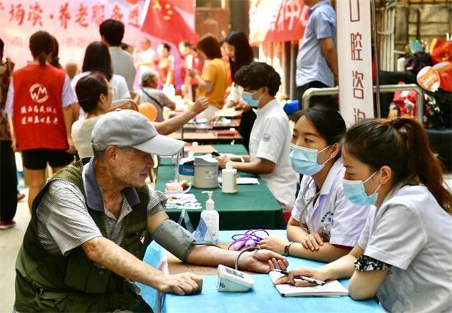 養(yǎng)老早市進(jìn)社區(qū) 關(guān)愛(ài)老人護(hù)健康