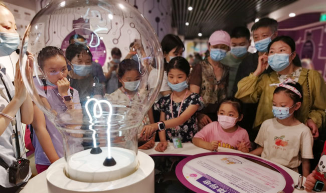 暑期陕西科技馆迎来学生潮