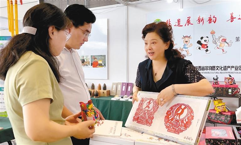 <font color='CD141C'>刺绣双头虎等产品创意新 “金奖”剪纸纪念册底蕴足 十四运官方特许非遗类商品精彩亮相</font>